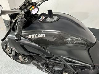 DUCATI DIAVEL CARBÓN