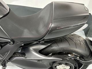 DUCATI DIAVEL CARBÓN