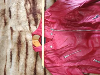 Cazadora motera roja