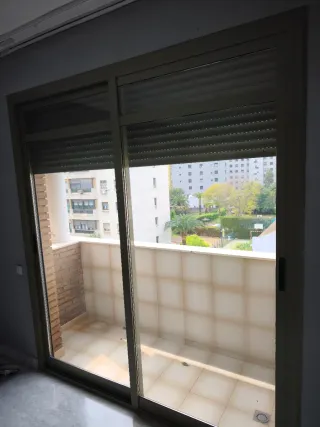 Puerta corredera con persiana y motor