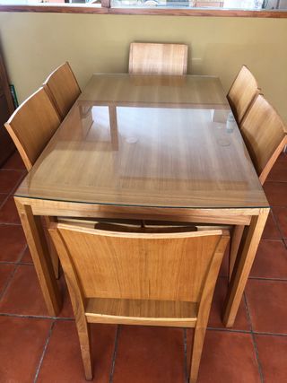 Mesa de comedor de madera y cristal