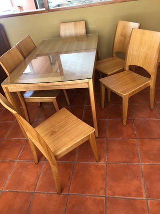 Mesa de comedor de madera y cristal