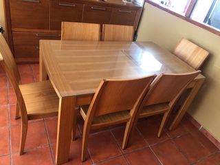 Mesa de comedor de madera y cristal
