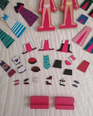 Muñecas imantadas de madera con ropa