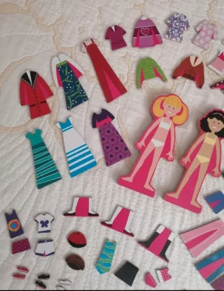Muñecas imantadas de madera con ropa