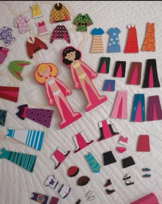 Muñecas imantadas de madera con ropa