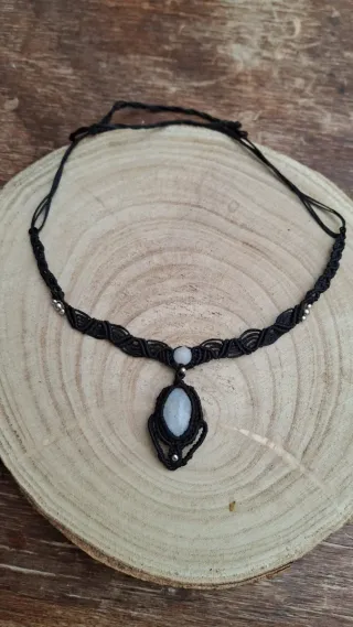Collana macramè con pietra bianca