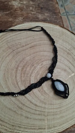 Collana macramè con pietra bianca