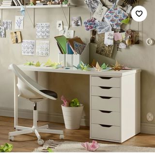 Escritorio blanco con cajonera