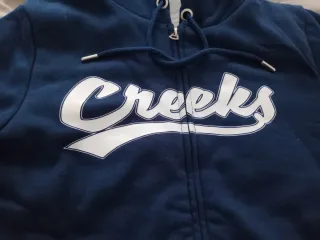 Sudadera azul con cremallera y capucha de creeks.