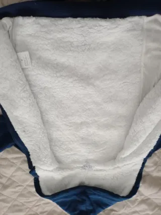 Sudadera azul con cremallera y capucha de creeks.