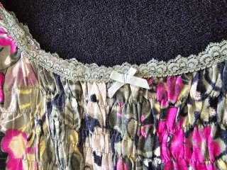 Top floreale elasticizzato.