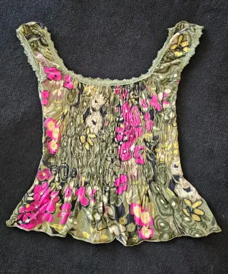 Top floreale elasticizzato.