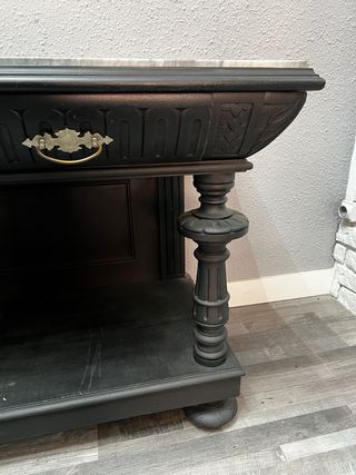 Mesa de madera y mármol negra con cajón