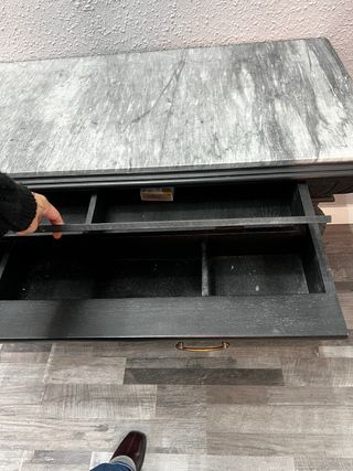 Mesa de madera y mármol negra con cajón