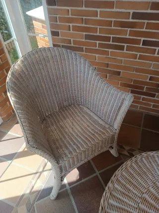Mesa y 2 sillones de mimbre