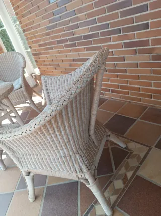 Mesa y 2 sillones de mimbre
