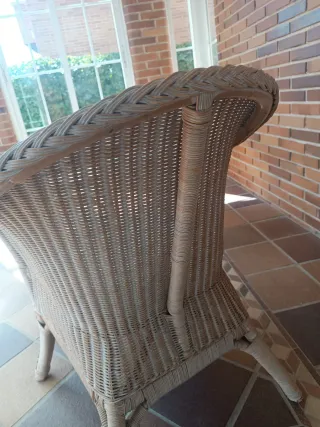 Mesa y 2 sillones de mimbre