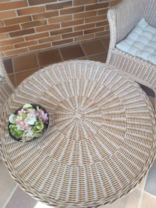 Mesa y 2 sillones de mimbre