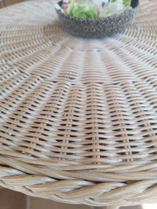 Mesa y 2 sillones de mimbre