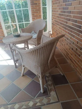 Mesa y 2 sillones de mimbre