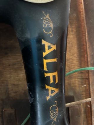 Máquina de coser Alfa antigua