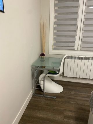 Escritorio de cristal y metal