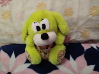Peluche perro verde