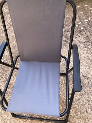 Silla plegable gris para piscina y playa