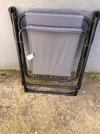 Silla plegable gris para piscina y playa