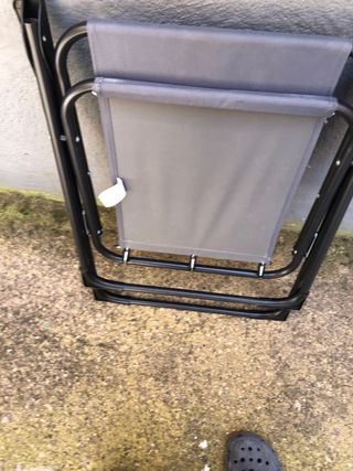 Silla plegable gris para piscina y playa