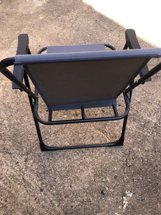Silla plegable gris para piscina y playa