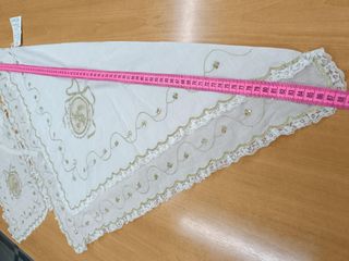 Manteleta bebé batista beige bord. oro y puntilla