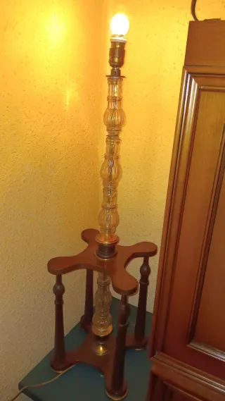 Lámpara de pie antigua de cristal y madera