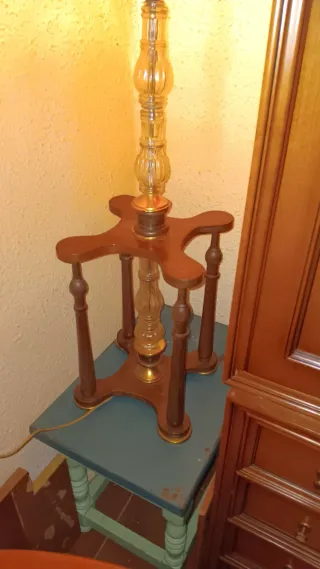 Lámpara de pie antigua de cristal y madera