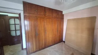 Regalo mueble armario de madera marrón