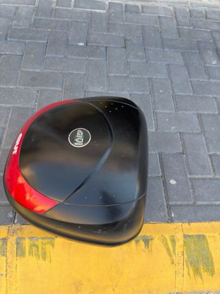 Baúl Givi Negro/Rojo Scooter