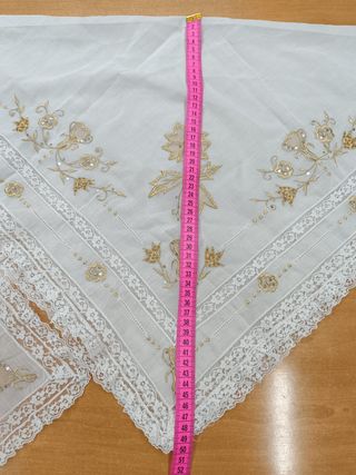 Manteleta bebé batista beige bord. oro y puntilla