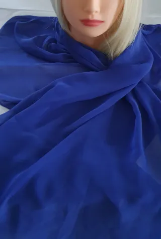 Foulard in seta blu acceso