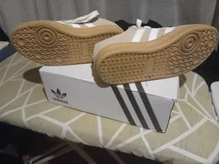 Zapatillas Adidas Beige y Blancas