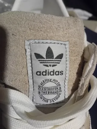 Zapatillas Adidas Beige y Blancas