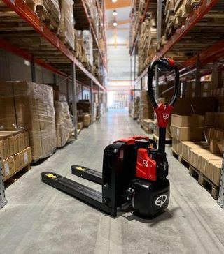 NUEVA: Transpaleta eléctrica 1500 kg