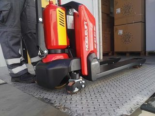 NUEVA: Transpaleta eléctrica 1500 kg