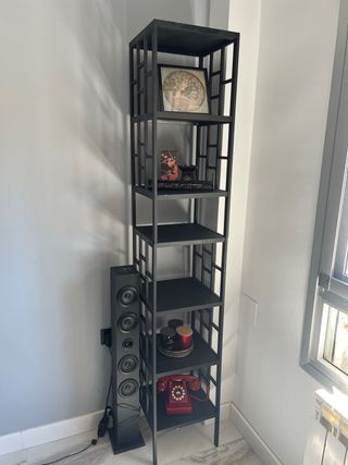 Estantería de madera en negro estilo japonés