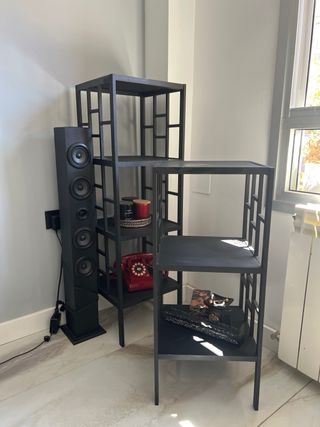 Estantería de madera en negro estilo japonés