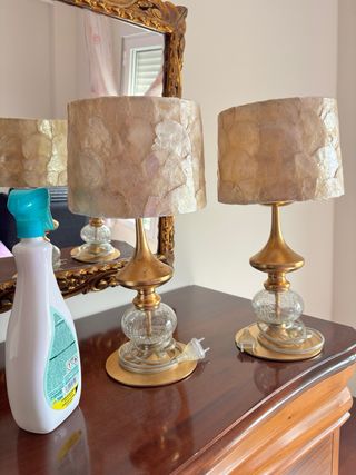 Lámparas doradas con pantalla de nácar