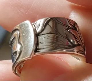 Anillo 925 con diseño floral extensible.