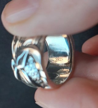 Anillo 925 con diseño floral extensible.