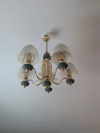 Lámpara de techo dorada y verde