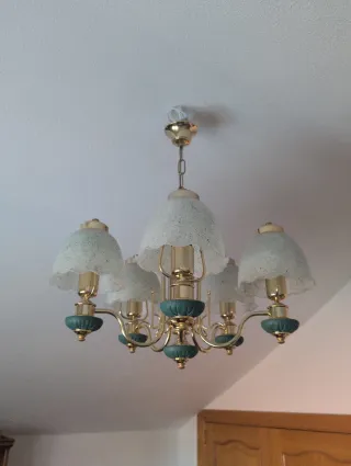 Lámpara de techo dorada y verde